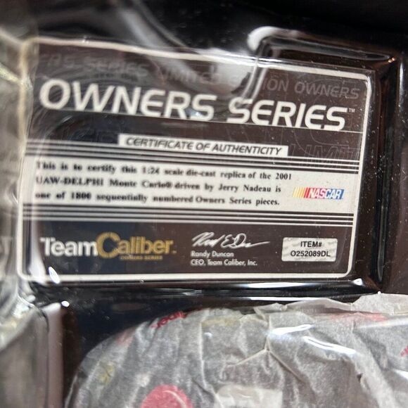 Jerry Nadeau #25 UAW Delphi Owner's Series Autographed 1:24 Scale NASCAR - Picture 11 of 16
